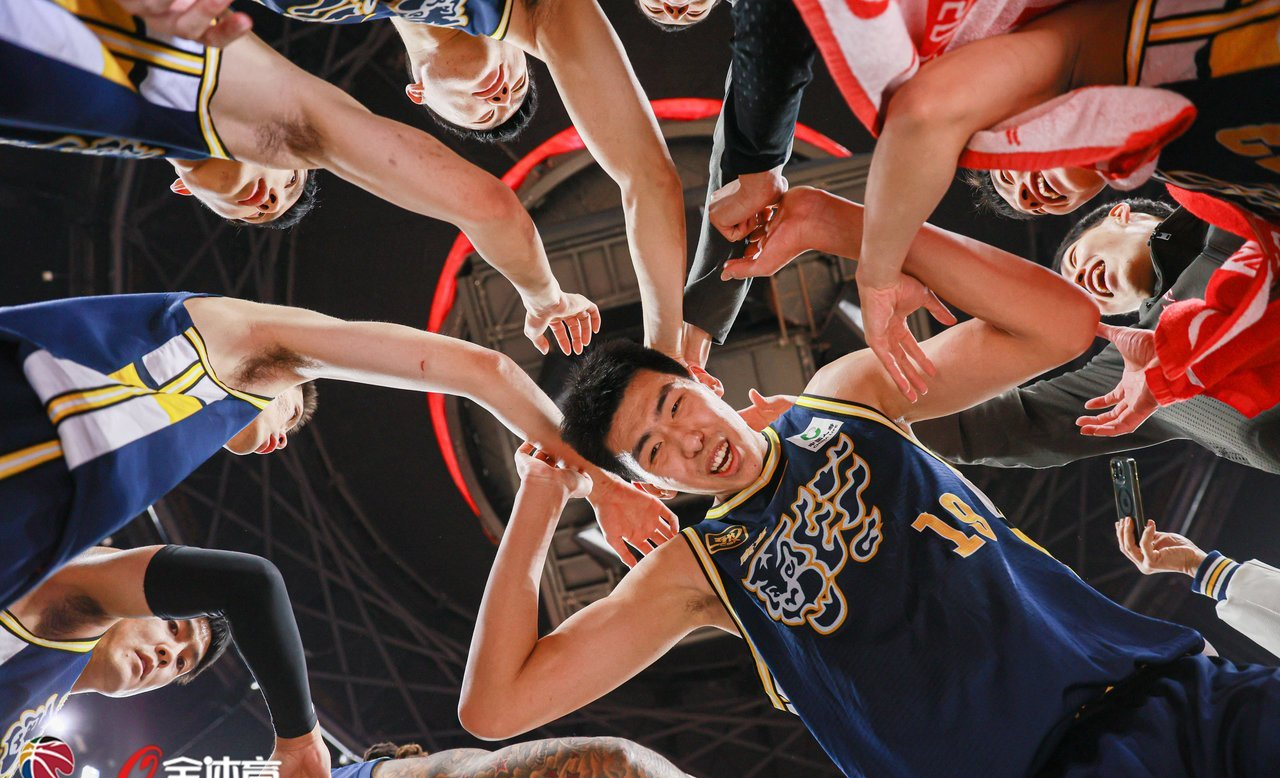 欧联集结日再迎强敌,广东宏远外线爆发,主帅态度——震撼外界,训练强度明显提升的简单介绍 欧联集结日再迎强敌,广东宏远外线爆发,主帅态度——震撼外界,训练强度明显提升的简单介绍